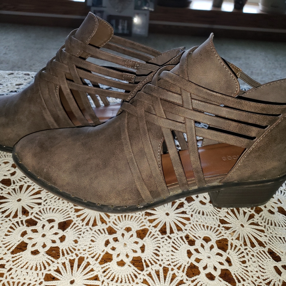 Maurices Cece brown leather ankle boots Size 11